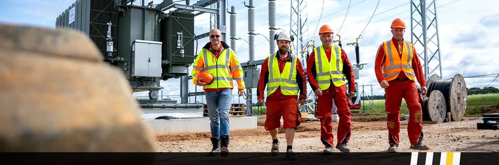 Arbeiter in einem Umspannwerk